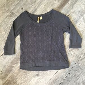 3/4 sleeve gray floral lace like pattern tee